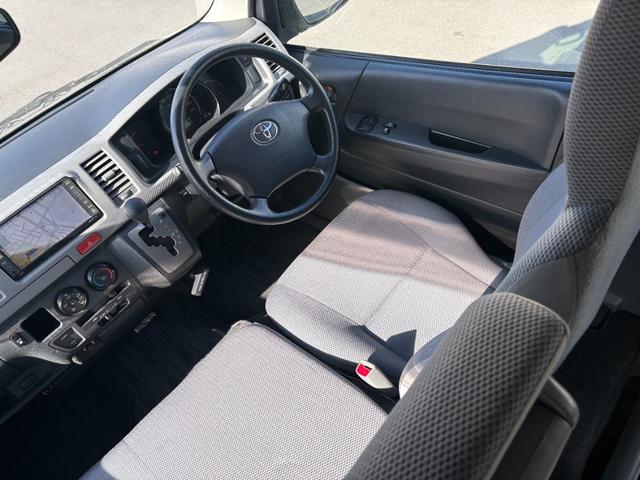 レジアスエースバン ロングＤＸ　ウェルキャブ車車いす仕様車Ｃタイプ　福祉車両リフト　キーレス　純正ナビ　フルセグ　バックカメラ　トヨタセーフティセンス　オートステップ　パワスラ　ＥＴＣ　キーレス（8枚目）