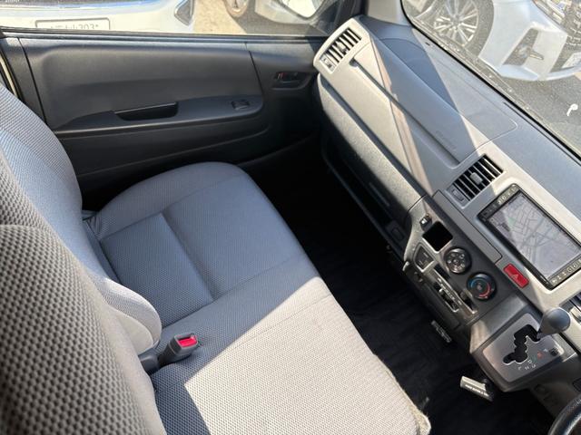 レジアスエースバン ロングＤＸ　ウェルキャブ車車いす仕様車Ｃタイプ　福祉車両リフト　キーレス　純正ナビ　フルセグ　バックカメラ　トヨタセーフティセンス　オートステップ　パワスラ　ＥＴＣ　キーレス（9枚目）