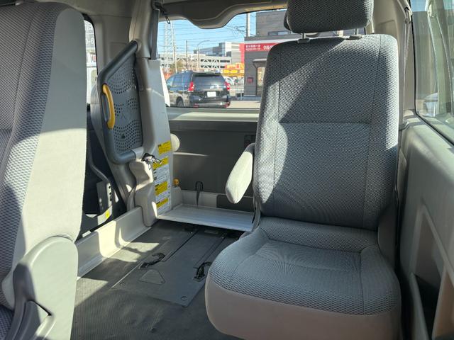 レジアスエースバン ロングＤＸ　ウェルキャブ車車いす仕様車Ｃタイプ　福祉車両リフト　キーレス　純正ナビ　フルセグ　バックカメラ　トヨタセーフティセンス　オートステップ　パワスラ　ＥＴＣ　キーレス（12枚目）