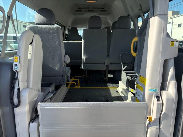 レジアスエースバン ロングＤＸ　ウェルキャブ車車いす仕様車Ｃタイプ　福祉車両リフト　キーレス　純正ナビ　フルセグ　バックカメラ　トヨタセーフティセンス　オートステップ　パワスラ　ＥＴＣ　キーレス（13枚目）