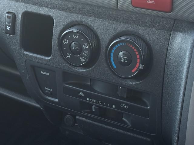 レジアスエースバン ロングＤＸ　ウェルキャブ車車いす仕様車Ｃタイプ　福祉車両リフト　キーレス　純正ナビ　フルセグ　バックカメラ　トヨタセーフティセンス　オートステップ　パワスラ　ＥＴＣ　キーレス（20枚目）