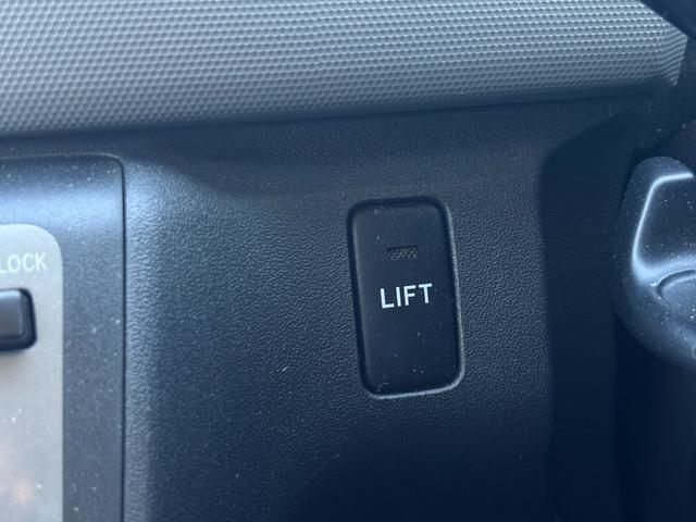 レジアスエースバン ロングＤＸ　ウェルキャブ車車いす仕様車Ｃタイプ　福祉車両リフト　キーレス　純正ナビ　フルセグ　バックカメラ　トヨタセーフティセンス　オートステップ　パワスラ　ＥＴＣ　キーレス（22枚目）