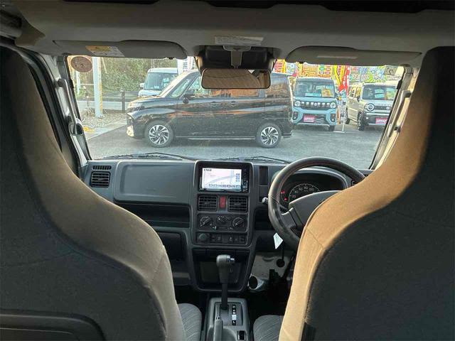 スーパーキャリイ Ｘ　軽トラック　ＡＴ　衝突被害軽減システム　レーンアシスト　ナビ　バックカメラ　アイドリングストップ　オートライト　ＥＳＣ　エアコン　パワーステアリング　パワーウィンドウ　運転席エアバッグ（9枚目）