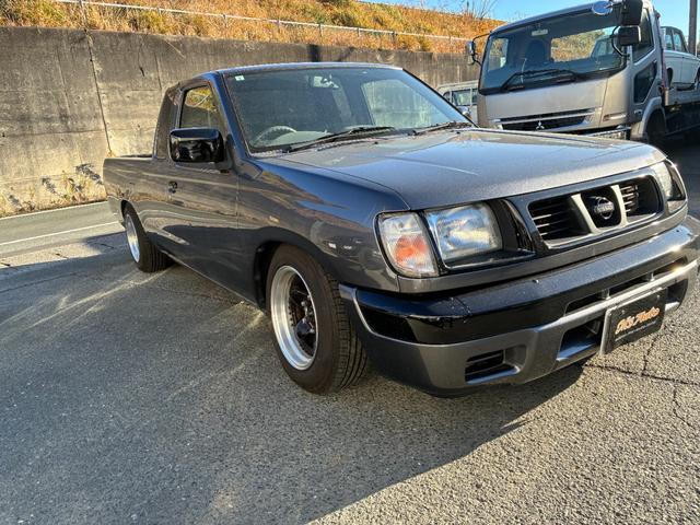 ダットサントラック キングキャブ オールペイント ベンチシート・コラムAT エアサス バックカメラ(3枚目)