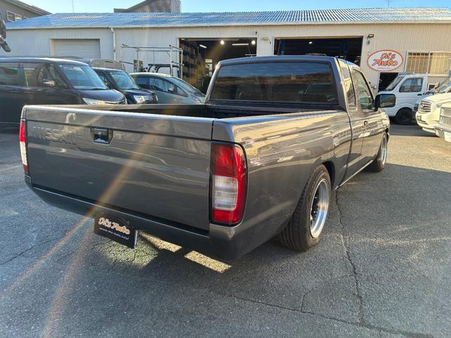 ダットサントラック キングキャブ オールペイント ベンチシート・コラムAT エアサス バックカメラ(4枚目)