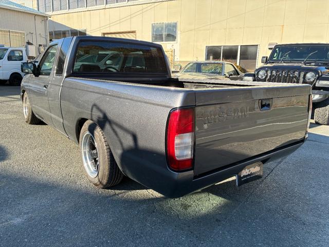 ダットサントラック キングキャブ オールペイント ベンチシート・コラムAT エアサス バックカメラ(6枚目)