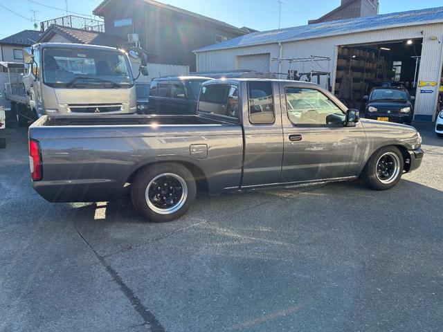 ダットサントラック キングキャブ オールペイント ベンチシート・コラムAT エアサス バックカメラ(8枚目)