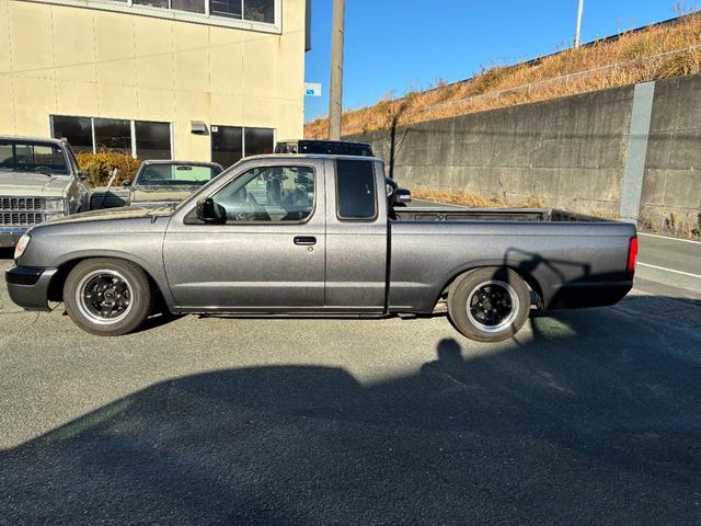 ダットサントラック キングキャブ オールペイント ベンチシート・コラムAT エアサス バックカメラ(18枚目)