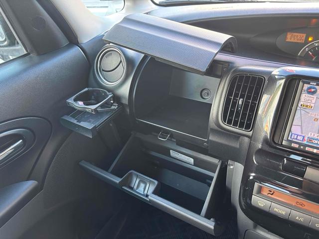 タント カスタムＲＳ　ドライブレコーダー　電動スライドドア　ナビ　ＨＩＤ　スマートキー　電動格納ミラー　ベンチシート　ターボ　ＣＶＴ　盗難防止システム　ＡＢＳ　アルミホイール　衝突安全ボディ　エアコン　パワーステアリング（9枚目）