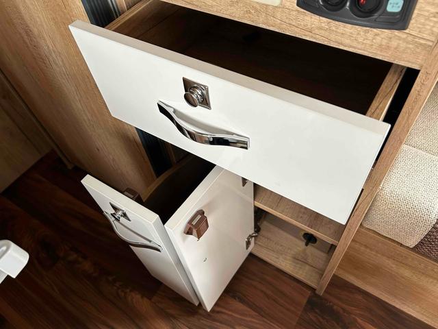 カムロード クレア　エボリューション５．３ｔｙｐｅＸ　キャンピングカー　ドライブレコーダー　ＥＴＣ　バックカメラ　ナビ　ＴＶ　電動格納ミラー　ＡＴ　エアコン　パワーウィンドウ（24枚目）