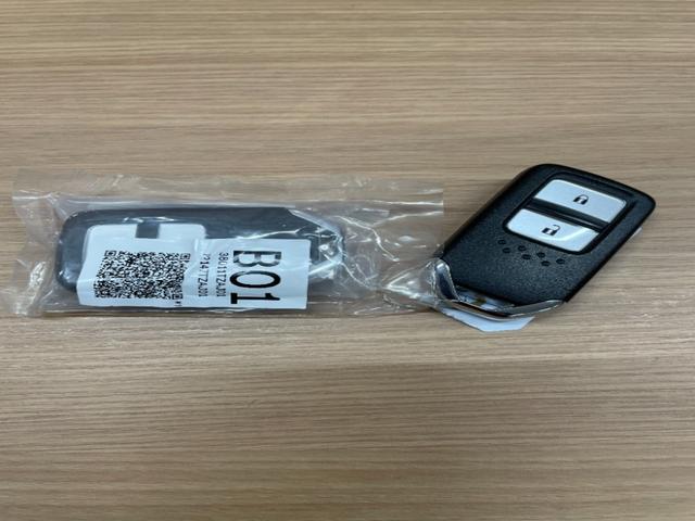 ｅ：ＨＥＶホーム　ＨｏｎｄａＣＯＮＮＥＣＴディスプレーＢカメラＥＴＣドラレコワンオーナー　踏み間違い防止　禁煙車　ＵＳＢ　定期点検記録簿　スマートキー　盗難防止装置　フルセグテレビ　横滑り防止機能　バックカメラ　ＡＢＳ(32枚目)