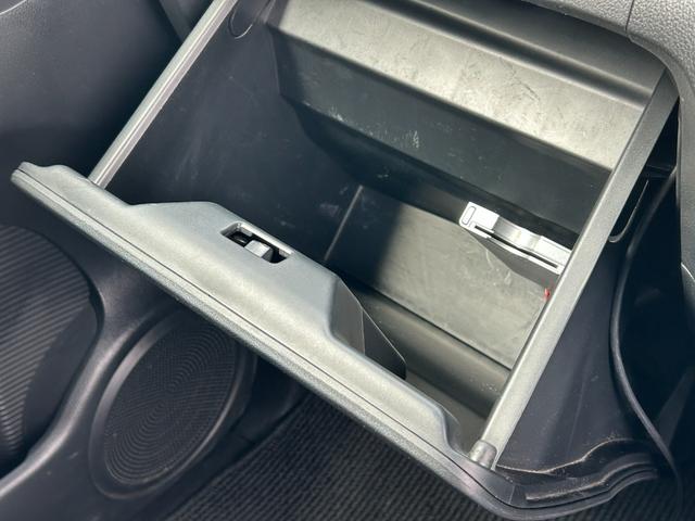 Ｎ－ＢＯＸカスタム ２トーンカラースタイルＧ・Ａパッケージ　ワンオーナー、ナビ、ｅｔｃ、バックカメラ付き　盗難防止装置　ＥＳＣ　ＥＴＣ付き　スマートキープッシュスタート　オートエアコン　アイドリングストップ　キーフリー　ベンチシート　ＡＢＳ　エアバッグ　地デジ（43枚目）