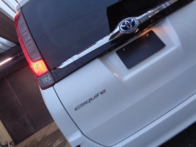 エスクァイア ハイブリッドＧｉ　禁煙車　７人乗り　純正９インチナビ／ＴＶ／ＣＤ／Ｂｌｕｅｔｏｏｔｈ／ＳＤ再生　バックカメラ　ドライブレコーダー　ＥＴＣ　両側パワースライドドア　ＬＥＤヘッドライト　純正１５アルミ　スマートキー２本（15枚目）