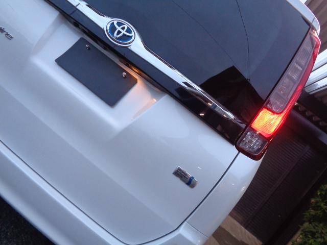 エスクァイア ハイブリッドＧｉ　禁煙車　７人乗り　純正９インチナビ／ＴＶ／ＣＤ／Ｂｌｕｅｔｏｏｔｈ／ＳＤ再生　バックカメラ　ドライブレコーダー　ＥＴＣ　両側パワースライドドア　ＬＥＤヘッドライト　純正１５アルミ　スマートキー２本（16枚目）