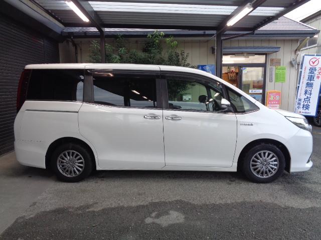 エスクァイア ハイブリッドＧｉ　禁煙車　７人乗り　純正９インチナビ／ＴＶ／ＣＤ／Ｂｌｕｅｔｏｏｔｈ／ＳＤ再生　バックカメラ　ドライブレコーダー　ＥＴＣ　両側パワースライドドア　ＬＥＤヘッドライト　純正１５アルミ　スマートキー２本（17枚目）