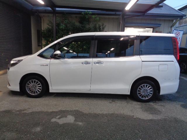 エスクァイア ハイブリッドＧｉ　禁煙車　７人乗り　純正９インチナビ／ＴＶ／ＣＤ／Ｂｌｕｅｔｏｏｔｈ／ＳＤ再生　バックカメラ　ドライブレコーダー　ＥＴＣ　両側パワースライドドア　ＬＥＤヘッドライト　純正１５アルミ　スマートキー２本（18枚目）