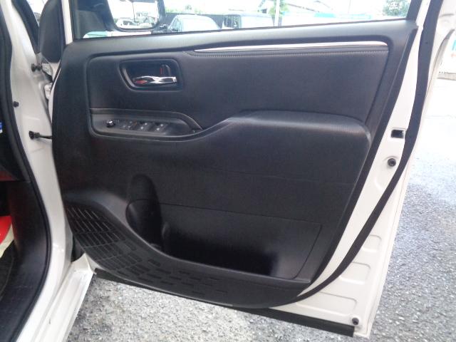 エスクァイア ハイブリッドＧｉ　禁煙車　７人乗り　純正９インチナビ／ＴＶ／ＣＤ／Ｂｌｕｅｔｏｏｔｈ／ＳＤ再生　バックカメラ　ドライブレコーダー　ＥＴＣ　両側パワースライドドア　ＬＥＤヘッドライト　純正１５アルミ　スマートキー２本（24枚目）