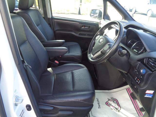 エスクァイア ハイブリッドＧｉ　禁煙車　７人乗り　純正９インチナビ／ＴＶ／ＣＤ／Ｂｌｕｅｔｏｏｔｈ／ＳＤ再生　バックカメラ　ドライブレコーダー　ＥＴＣ　両側パワースライドドア　ＬＥＤヘッドライト　純正１５アルミ　スマートキー２本（25枚目）