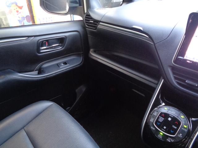 エスクァイア ハイブリッドＧｉ　禁煙車　７人乗り　純正９インチナビ／ＴＶ／ＣＤ／Ｂｌｕｅｔｏｏｔｈ／ＳＤ再生　バックカメラ　ドライブレコーダー　ＥＴＣ　両側パワースライドドア　ＬＥＤヘッドライト　純正１５アルミ　スマートキー２本（30枚目）