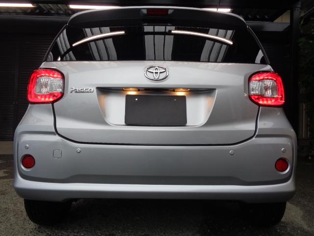 パッソ Ｘ　禁煙車　純正ナビ／ＴＶ／ＣＤ／Ｂｌｕｅｔｏｏｔｈ　クリアランスソナー　オートライト　ベンチシート　電動格納ミラー　プッシュスタート　スマートキー２本（11枚目）