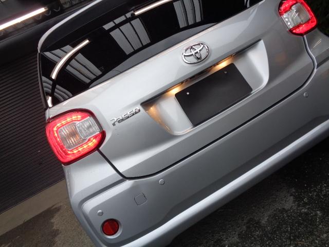 パッソ Ｘ　禁煙車　純正ナビ／ＴＶ／ＣＤ／Ｂｌｕｅｔｏｏｔｈ　クリアランスソナー　オートライト　ベンチシート　電動格納ミラー　プッシュスタート　スマートキー２本（15枚目）