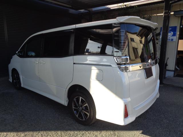 ヴォクシー ＺＳ　４ＷＤ　７人乗り　禁煙車　純正９インチナビ／ＴＶ／ＤＶＤ／ＣＤ／Ｂｌｕｅｔｏｏｔｈ　フリップダウンモニター　バックカメラ　ＥＴＣ　両側パワースライドドア　純正１６アルミ　スマートキー２本（2枚目）