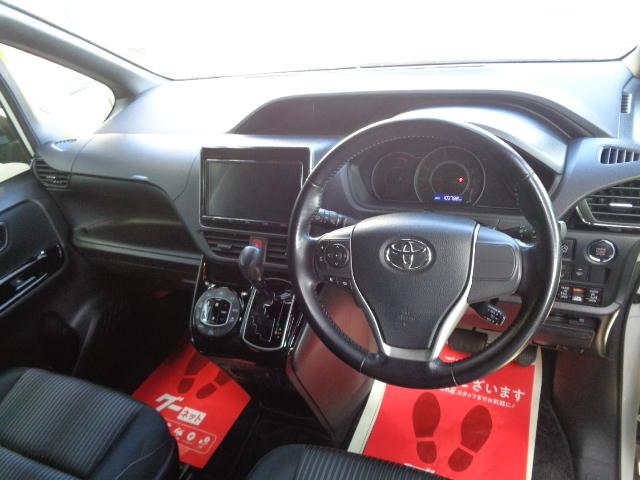 ヴォクシー ＺＳ　４ＷＤ　７人乗り　禁煙車　純正９インチナビ／ＴＶ／ＤＶＤ／ＣＤ／Ｂｌｕｅｔｏｏｔｈ　フリップダウンモニター　バックカメラ　ＥＴＣ　両側パワースライドドア　純正１６アルミ　スマートキー２本（3枚目）