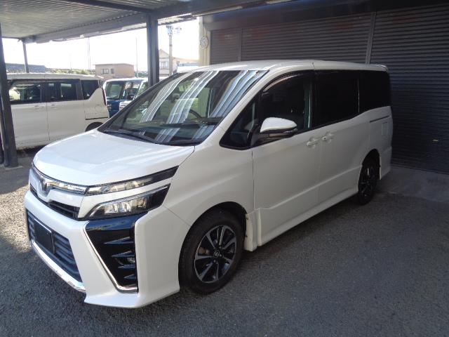 ヴォクシー ＺＳ　４ＷＤ　７人乗り　禁煙車　純正９インチナビ／ＴＶ／ＤＶＤ／ＣＤ／Ｂｌｕｅｔｏｏｔｈ　フリップダウンモニター　バックカメラ　ＥＴＣ　両側パワースライドドア　純正１６アルミ　スマートキー２本（5枚目）