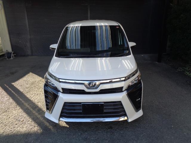 ヴォクシー ＺＳ　４ＷＤ　７人乗り　禁煙車　純正９インチナビ／ＴＶ／ＤＶＤ／ＣＤ／Ｂｌｕｅｔｏｏｔｈ　フリップダウンモニター　バックカメラ　ＥＴＣ　両側パワースライドドア　純正１６アルミ　スマートキー２本（6枚目）