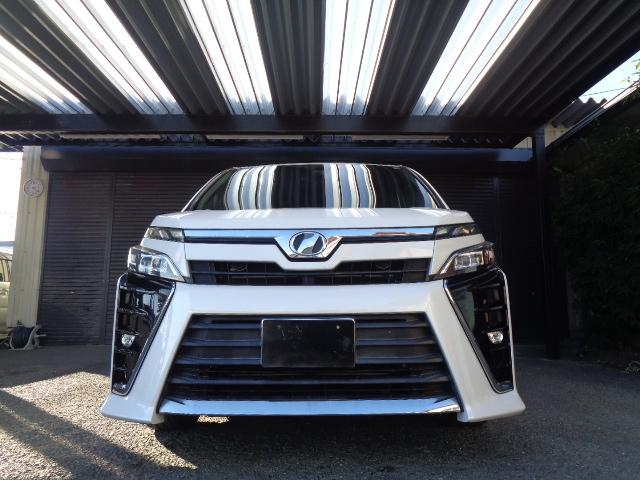 ヴォクシー ＺＳ　４ＷＤ　７人乗り　禁煙車　純正９インチナビ／ＴＶ／ＤＶＤ／ＣＤ／Ｂｌｕｅｔｏｏｔｈ　フリップダウンモニター　バックカメラ　ＥＴＣ　両側パワースライドドア　純正１６アルミ　スマートキー２本（7枚目）