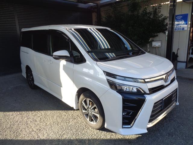 ヴォクシー ＺＳ　４ＷＤ　７人乗り　禁煙車　純正９インチナビ／ＴＶ／ＤＶＤ／ＣＤ／Ｂｌｕｅｔｏｏｔｈ　フリップダウンモニター　バックカメラ　ＥＴＣ　両側パワースライドドア　純正１６アルミ　スマートキー２本（8枚目）