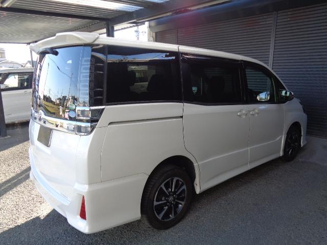 ヴォクシー ＺＳ　４ＷＤ　７人乗り　禁煙車　純正９インチナビ／ＴＶ／ＤＶＤ／ＣＤ／Ｂｌｕｅｔｏｏｔｈ　フリップダウンモニター　バックカメラ　ＥＴＣ　両側パワースライドドア　純正１６アルミ　スマートキー２本（9枚目）