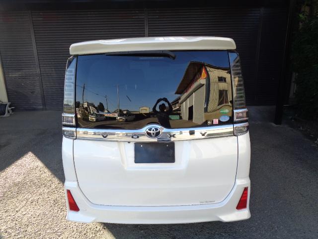 ヴォクシー ＺＳ　４ＷＤ　７人乗り　禁煙車　純正９インチナビ／ＴＶ／ＤＶＤ／ＣＤ／Ｂｌｕｅｔｏｏｔｈ　フリップダウンモニター　バックカメラ　ＥＴＣ　両側パワースライドドア　純正１６アルミ　スマートキー２本（10枚目）