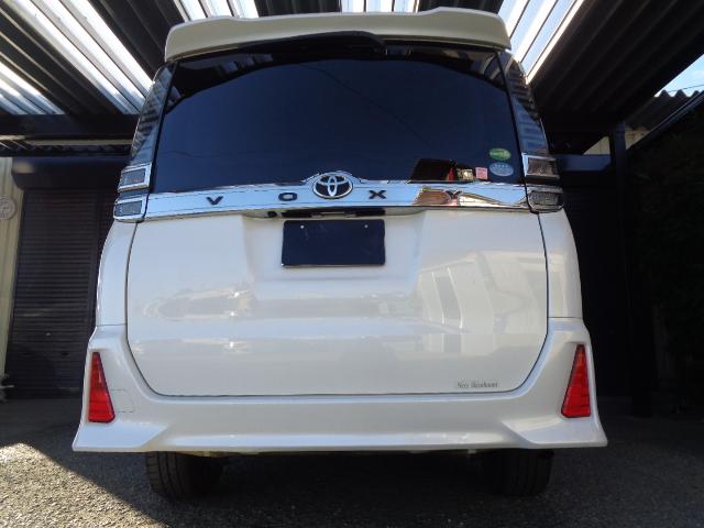 ヴォクシー ＺＳ　４ＷＤ　７人乗り　禁煙車　純正９インチナビ／ＴＶ／ＤＶＤ／ＣＤ／Ｂｌｕｅｔｏｏｔｈ　フリップダウンモニター　バックカメラ　ＥＴＣ　両側パワースライドドア　純正１６アルミ　スマートキー２本（11枚目）