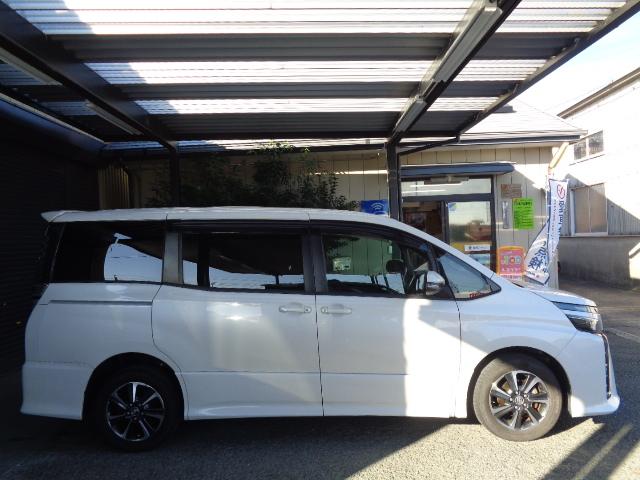 ヴォクシー ＺＳ　４ＷＤ　７人乗り　禁煙車　純正９インチナビ／ＴＶ／ＤＶＤ／ＣＤ／Ｂｌｕｅｔｏｏｔｈ　フリップダウンモニター　バックカメラ　ＥＴＣ　両側パワースライドドア　純正１６アルミ　スマートキー２本（17枚目）