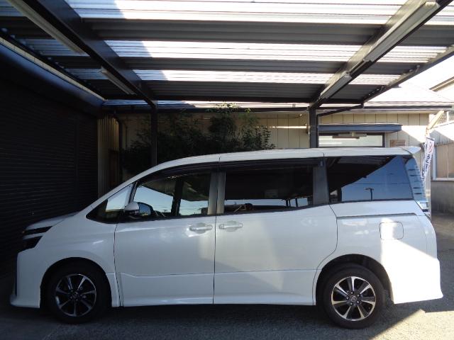 ヴォクシー ＺＳ　４ＷＤ　７人乗り　禁煙車　純正９インチナビ／ＴＶ／ＤＶＤ／ＣＤ／Ｂｌｕｅｔｏｏｔｈ　フリップダウンモニター　バックカメラ　ＥＴＣ　両側パワースライドドア　純正１６アルミ　スマートキー２本（18枚目）