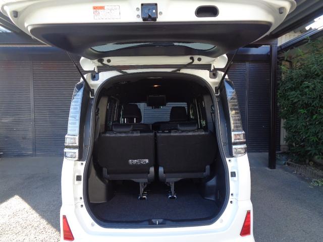 ヴォクシー ＺＳ　４ＷＤ　７人乗り　禁煙車　純正９インチナビ／ＴＶ／ＤＶＤ／ＣＤ／Ｂｌｕｅｔｏｏｔｈ　フリップダウンモニター　バックカメラ　ＥＴＣ　両側パワースライドドア　純正１６アルミ　スマートキー２本（44枚目）