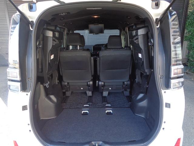 ヴォクシー ＺＳ　４ＷＤ　７人乗り　禁煙車　純正９インチナビ／ＴＶ／ＤＶＤ／ＣＤ／Ｂｌｕｅｔｏｏｔｈ　フリップダウンモニター　バックカメラ　ＥＴＣ　両側パワースライドドア　純正１６アルミ　スマートキー２本（45枚目）