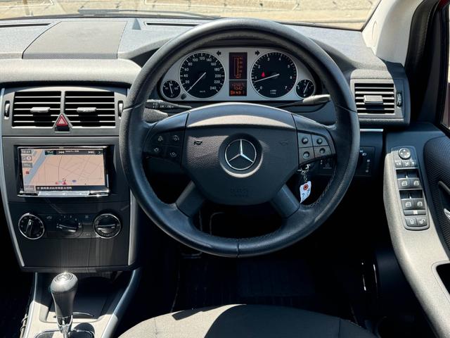 Ｂクラス Ｂ１８０　ＣＤ・ＤＶＤプレーヤー　電動格納ミラー　記録簿付き　禁煙車　盗難防止システム　キーレスエントリー　ＡＢＳ　エアバッグ　エアコン　パワーステアリング　パワーウィンドウ（2枚目）