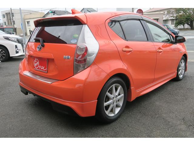 アクア Ｇ　エアロ　ユーザー買取車　スマートキー　バックカメラ　ＬＥＤヘッドランプ　デアイサー　シートヒーター　革巻きステアリング　１５インチ純正アルミ（2枚目）