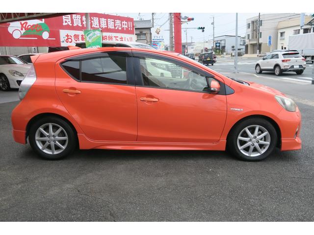 アクア Ｇ　エアロ　ユーザー買取車　スマートキー　バックカメラ　ＬＥＤヘッドランプ　デアイサー　シートヒーター　革巻きステアリング　１５インチ純正アルミ（6枚目）