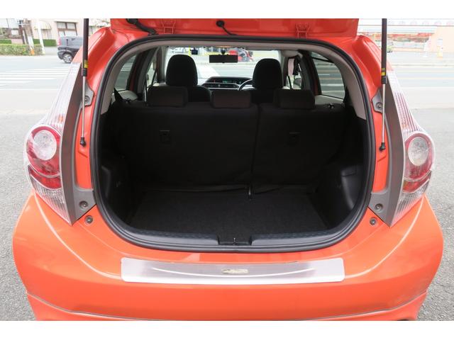 アクア Ｇ　エアロ　ユーザー買取車　スマートキー　バックカメラ　ＬＥＤヘッドランプ　デアイサー　シートヒーター　革巻きステアリング　１５インチ純正アルミ（20枚目）