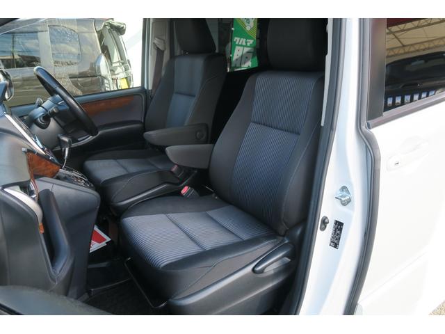 ヴォクシー ＺＳ　両側パワースライドドア　後席モニター　バックカメラ　ＬＥＤヘッドランプ　左右独立温度調整エアコン（18枚目）