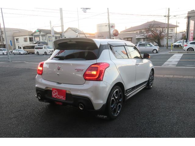 スイフトスポーツ ベースグレード　スマートキー　ＥＴＣ　　ＬＥＤヘッドライト　社外ナビ　フルセグＴＶ　バックカメラ　全方位カメラ　シートヒーター　純正アルミ　前後マッドガード　クリアランスソナー　デュアルセンサーブレーキ　レーンキープアシスト　ブラインドスポットモニター（2枚目）