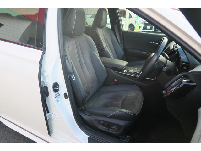 クラウンハイブリッド ＲＳアドバンス　３眼ＬＥＤ　ヘッドアップディスプレイ　パノラミックビューモニター　レーダークルーズコントロール　デジタルインナーミラー　サンルーフ　ハーフレザーシート　カードキー　セーフティセンス　ステアリングヒータ（17枚目）