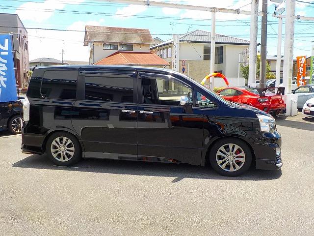 ヴォクシー ＺＳ　煌☆モデリスタエアロ☆車高調☆冷温庫☆後席モニター☆　純正ナビ☆純正９型フリップダウン☆フルセグ☆ＤＶＤ再生☆Ｂｔｏｏｔｈ☆音楽録音☆バックカメラ☆ＥＴＣ☆モデリスタエアロ☆ＴＥＩＮ車高調☆フジツボ４本出しマフラー☆冷温庫☆追加スピーカー☆Ｗパワスラ☆（6枚目）