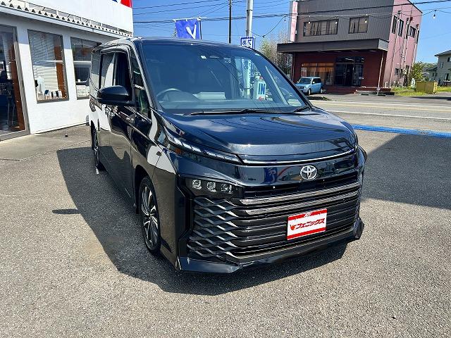 ヴォクシー Ｓ－Ｚ☆後期☆１０型ナビ☆１４型後席Ｍ☆半革Ｓ☆試乗出来ます　☆後期型☆１０型オーディオ＆ＰＬＵＳナビ☆１４型フリップダウンモニター☆ミラキャスト☆Ｂｌｕｅｔｏｏｔｈ☆ＥＴＣ２．０☆前後ドラレコ☆半革＆ヒーター☆コーナーソナー☆Ｑｉ無接点充電☆７人乗り☆試乗ＯＫ（5枚目）