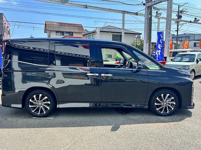 ヴォクシー Ｓ－Ｚ☆後期☆１０型ナビ☆１４型後席Ｍ☆半革Ｓ☆試乗出来ます　☆後期型☆１０型オーディオ＆ＰＬＵＳナビ☆１４型フリップダウンモニター☆ミラキャスト☆Ｂｌｕｅｔｏｏｔｈ☆ＥＴＣ２．０☆前後ドラレコ☆半革＆ヒーター☆コーナーソナー☆Ｑｉ無接点充電☆７人乗り☆試乗ＯＫ（6枚目）