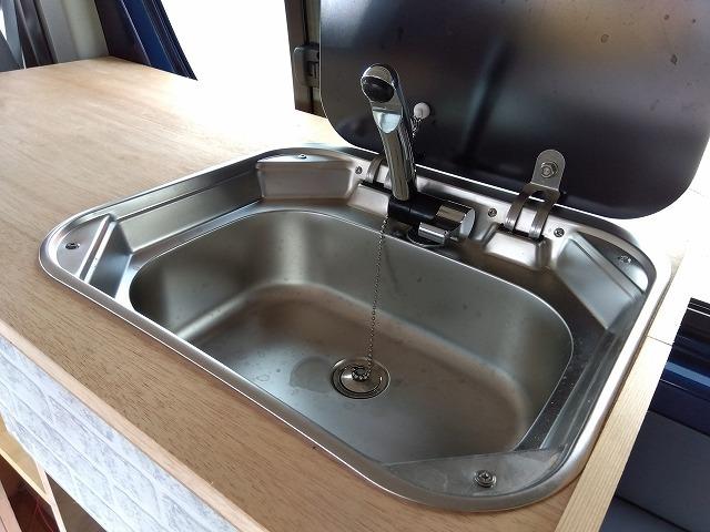 ハイエースワゴン DX ☆キャンピング仕様車☆修復歴無し☆ キャンピング仕様車・ベッドKIT・水道設備・冷蔵庫・網戸付ガラス・ヒッチメンバー・100V電源・SDナビ・フルセグ・DVD再生・音楽録音・バックカメラ・ETC・ミラー一体型ドラレコ・LEDヘッド・禁煙(71枚目)