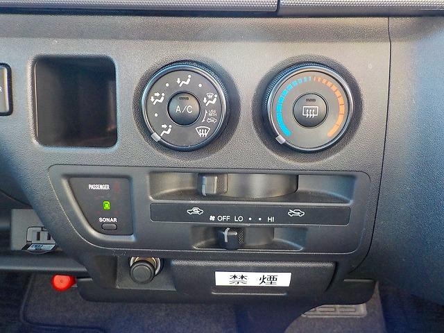 ＡＵＸ入力付き純正ＣＤオーディオ・ＡＣ１００Ｖ電源・クリアランスソナー・電格メッキミラー・メッキドアノブ・リアクーラー＆ヒーター・パワースライド・バンパーフォグ・キーレス・禁煙車・実走行７８００Ｋｍ